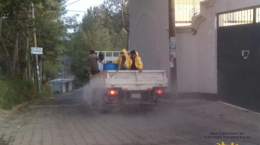 En Santiago Sacatepéquez se han efectuado jornadas de desinfección de calles para prevenir el coronavirus. (Foto Prensa Libre: Comuna de Santiago Sacatepéquez). 