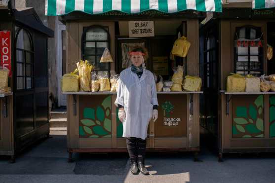 Vera Dabevski, de 44 años, fabricante de pasta que hace todo el trabajo manual en su casa, posa para una foto en Belgrado el 23 de abril de 2020 durante la pandemia de coronavirus COVID-19. Foto Prensa Libre: AFP