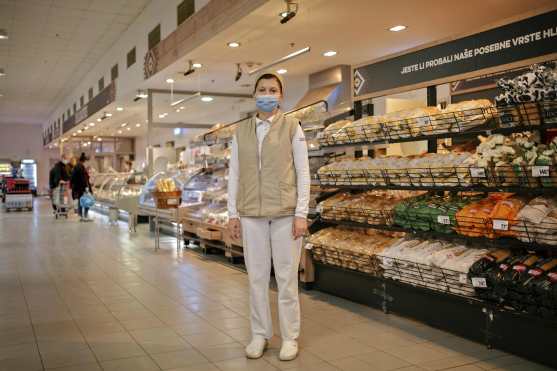  Slavica Zujevic, de 52 años, que trabaja en una panadería en un gran mercado, posa para una foto en Mladenovac, Serbia, el 21 de abril de 2020 durante la pandemia del coronavirus COVID-19. Foto Prensa Libre: AFP