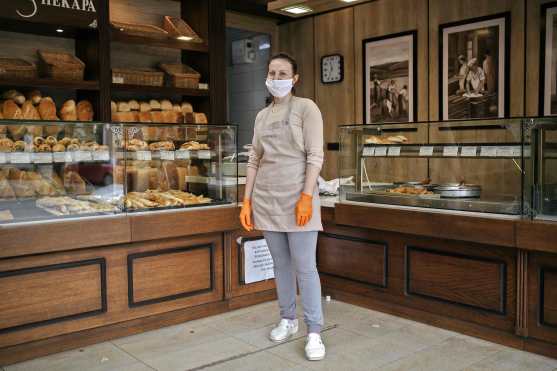  Javorka Lazic, de 35 años, panadero, posa para una foto en Mladenovac, Serbia, el 21 de abril de 2020 durante la pandemia del coronavirus COVID-19. Foto Prensa Libre: AFP