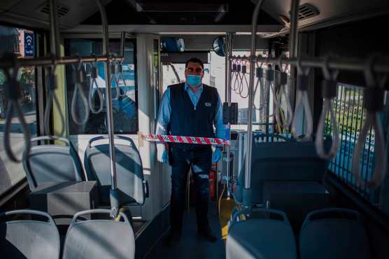  Marjan Andjelkovic, de 45 años, conductor de autobús, posa para una foto en Belgrado el 23 de abril de 2020 durante la pandemia de coronavirus COVID-19. Foto Prensa Libre: AFP