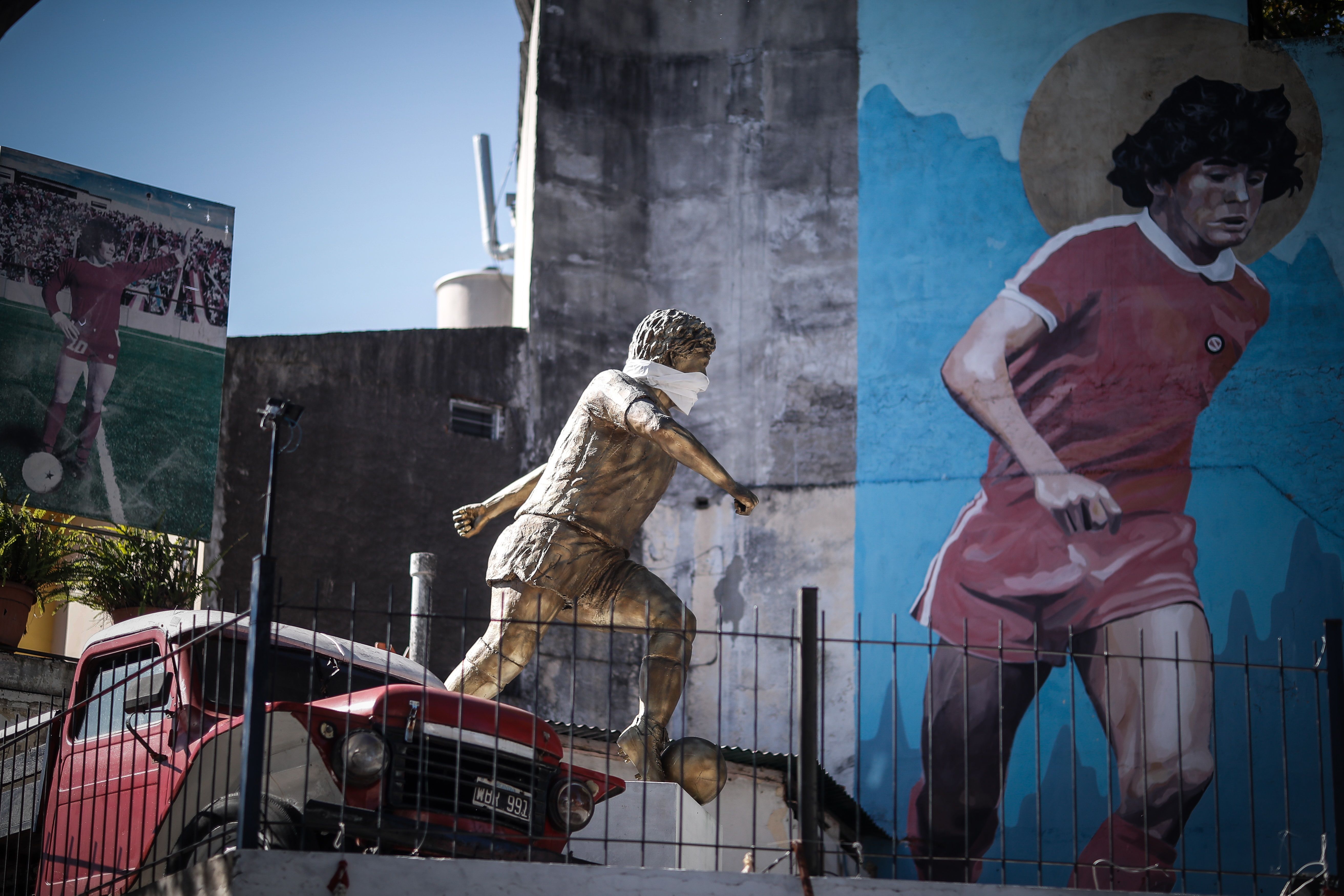La estatua de Diego Armando Maradona luce una mascarilla, en Buenos Aires. (Foto Prensa Libre: EFE)