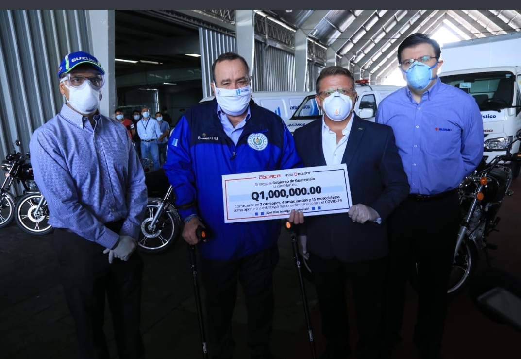 Carlos Enrique Siekavizza, Manuel Antonio Siekavizza y Juan Pablo Siekavizza, directivos de Sika Motors, entregaron la donación al presidente Alejandro Giammattei. (Foto Prensa Libre: cortesía Sika Motors)