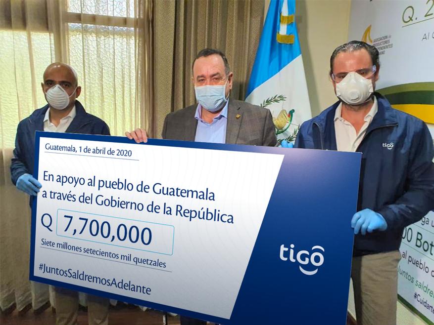 Directivos de Tigo Guatemala realizaron la entrega económica al presidente Dr. Alejandro Giammattei. Foto Prensa Libre: Cortesía