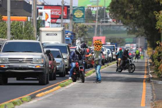 Algunos son detallistas y paran para comprar algo para llevar a casa. Foto Prensa Libre: Óscar Rivas