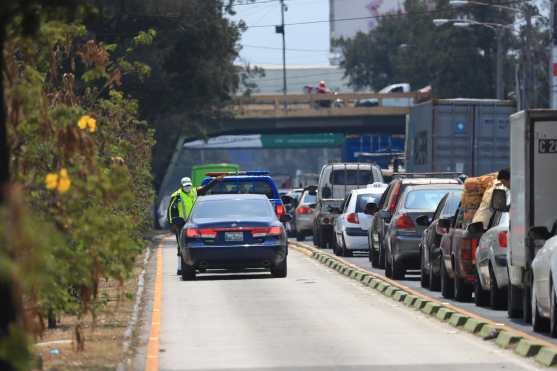 El miércoles no se permitió que los pilotos circularan en la vía del Transmetro y algunos fueron detenidos durante su marcha. Foto Prensa Libre: Óscar Rivas