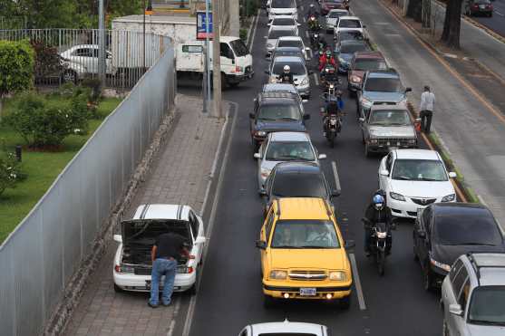 La Policía Municipal de Tránsito recomienda revisar los vehículos antes de salir para no sufrir desperfectos durante las horas pico. Foto Prensa Libre: Óscar Rivas