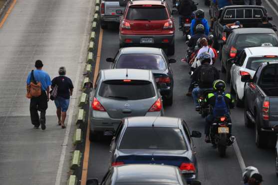 Otras personas deciden caminar juntas para regresar a sus hogares después del trabajo. Foto Prensa Libre: Óscar Rivas 