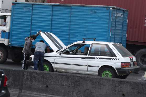 Algunos vehículos tuvieron problemas para subir la Cuesta de Villalobos en Villa Nueva. Foto Prensa Libre: Óscar Rivas