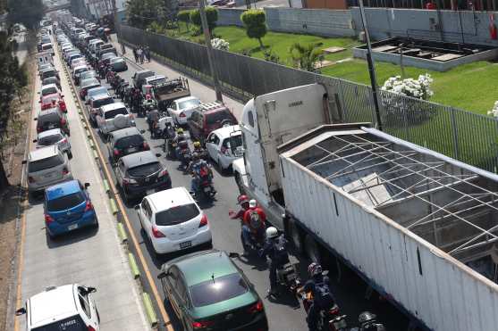 Las filas de vehículos fueron largas esta semana y hasta los motoristas se detuvieron por momentos. Foto Prensa Libre: Óscar Rivas