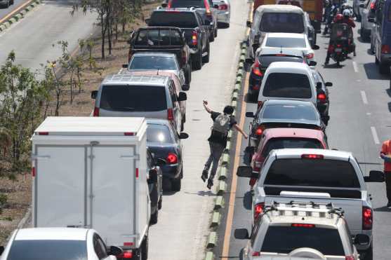 Entre vehículos y carriles avanza una persona en patines en la calzada Aguilar Batres. Foto Prensa Libre: Óscar Rivas