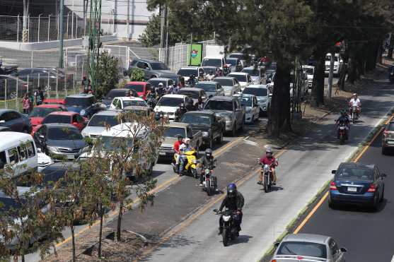 Algunos motociclistas utilizaron la vía contraria del Transmetro, hacia el sur, para poder avanzar pero la Policía Municipal de Tránsito los devolvía a otro carriles. Foto Prensa Libre: Óscar Rivas