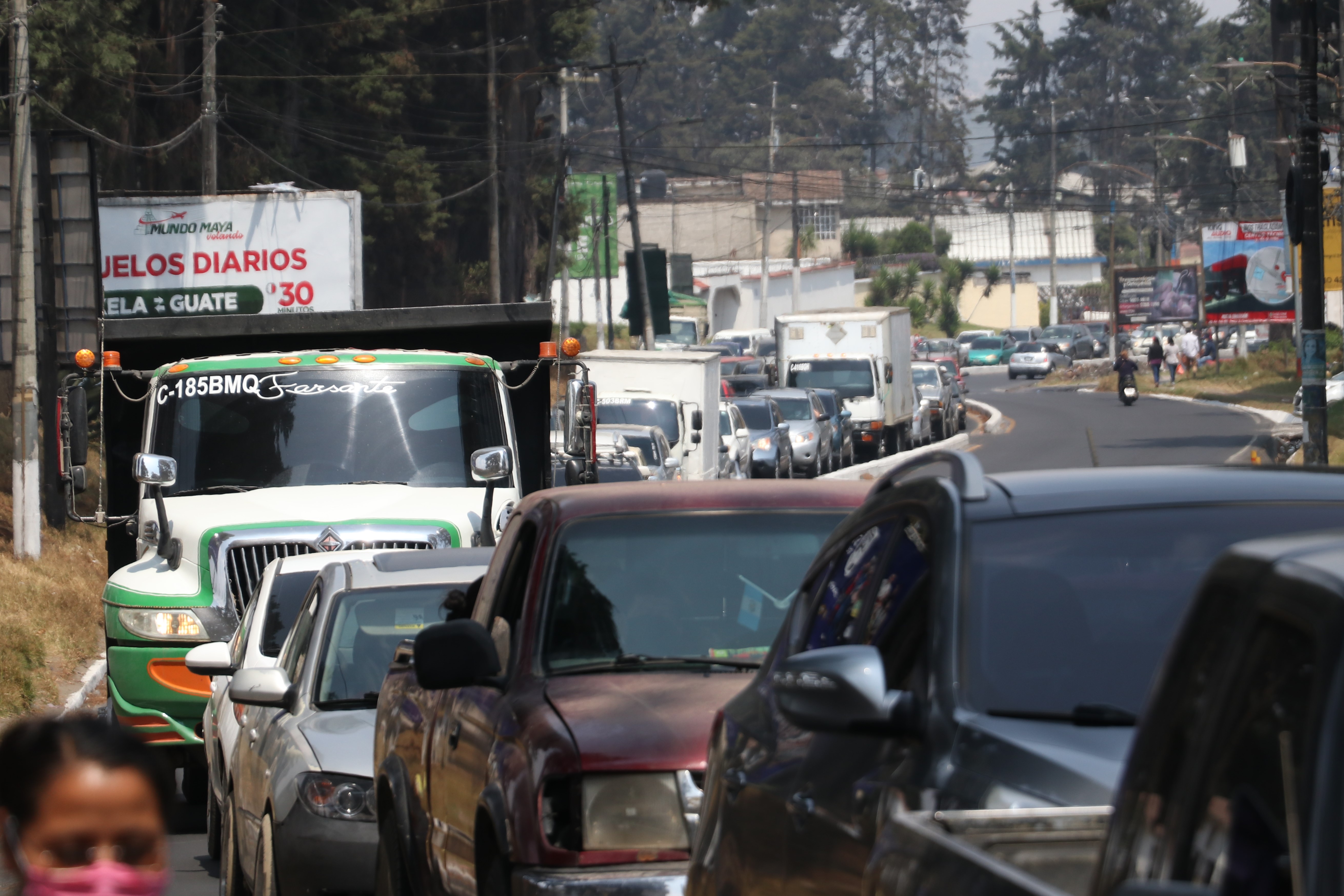 Cientos de automóviles circulan a diario por la carretera que comunica a San Marcos con Xela.  (Fotos Prensa Libre: Raúl Juárez)