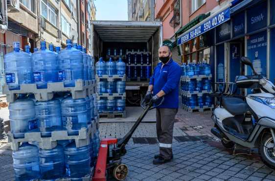 Turkish Bulent Coban, 42, empleado de la compañía de distribución de agua, posa para una foto en Kadikoy en Estambul, el 18 de abril de 2020 durante la pandemia de coronavirus COVID-19. Foto Prensa Libre: AFP