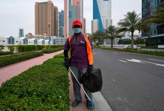 El nepalés Arjun Shrestha, de 22 años, limpiador, posa para una foto en Dubai, Emiratos Árabes Unidos, el 20 de abril de 2020 durante la pandemia de coronavirus COVID-19. Foto Prensa Libre: AFP