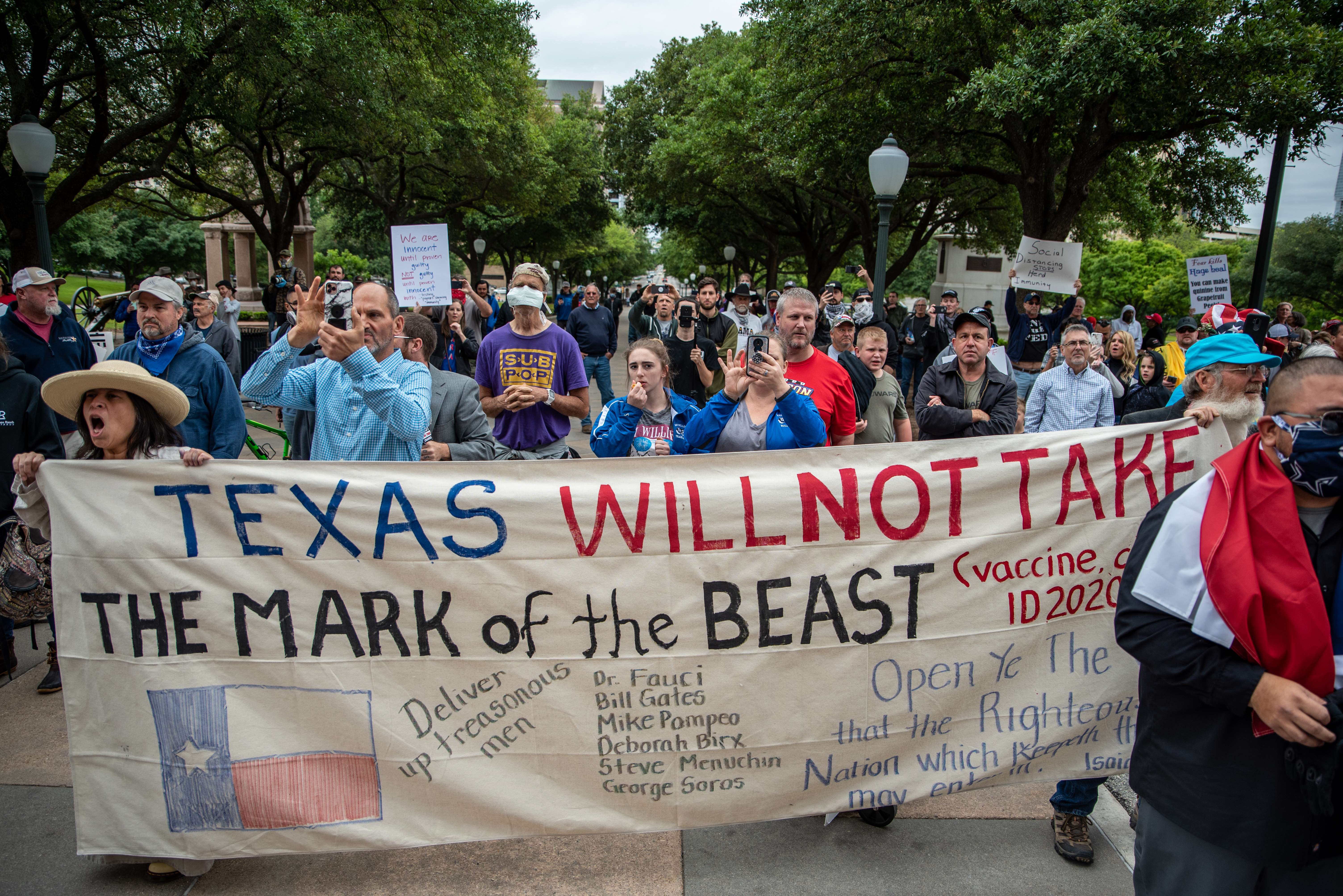 Un grupo de manifestantes protesta frente al capitolio de Austin, Texas, para exigir que se levanten las medidas de confinamiento por el covid-19. (Foto Prensa Libre: AFP)
