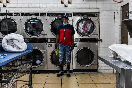 Gregory Stark, de 54 años, empleado de una tienda de lavandería posa para una foto en Miami, Estados Unidos, el 17 de abril de 2020 durante la pandemia de coronavirus COVID-19. Foto Prensa Libre: AFP