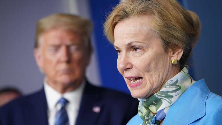 Deborah Birx no pudo ocultar su sorpresa al escuchar a Donald Trump. (Foto Prensa Libre: AFP)