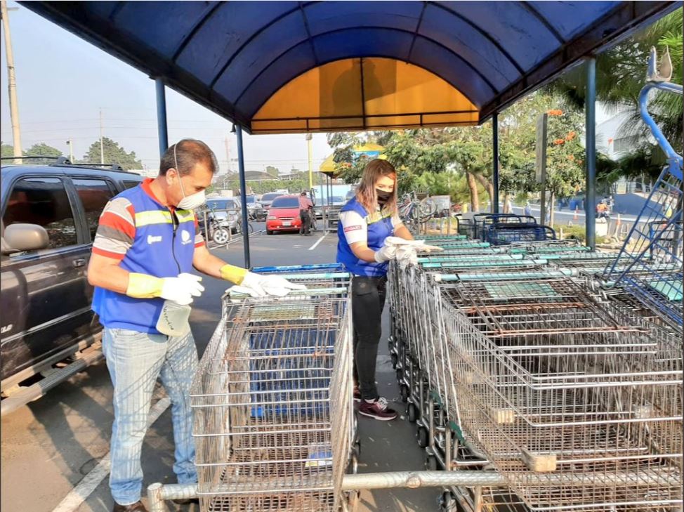 Trabajadores de la Municipalidad de Villa Nueva desinfectan carretas de compras en un mercado de la localidad. (Foto: @MuniVillaNueva)