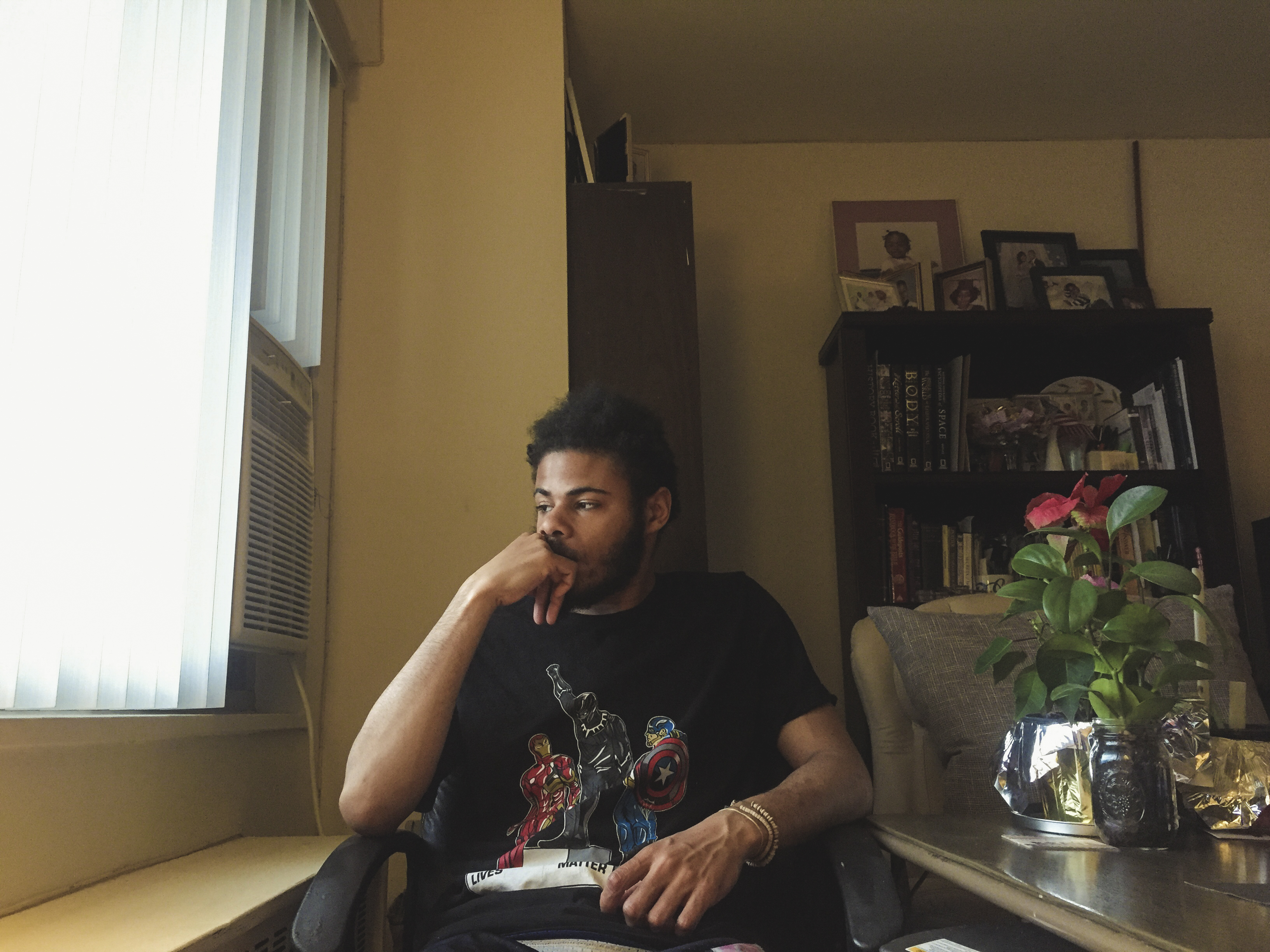 Josh Taylor en la casa de su abuela en el Bronx. Su trabajo como asistente de producción desapareció. (Foto Prensa Libre: The New York Times)