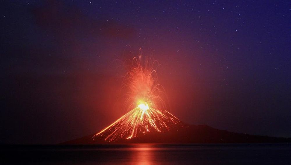 El volcán Anak Krakatau arroja lava durante una erupción. (Foto Prensa Libre: EFE)