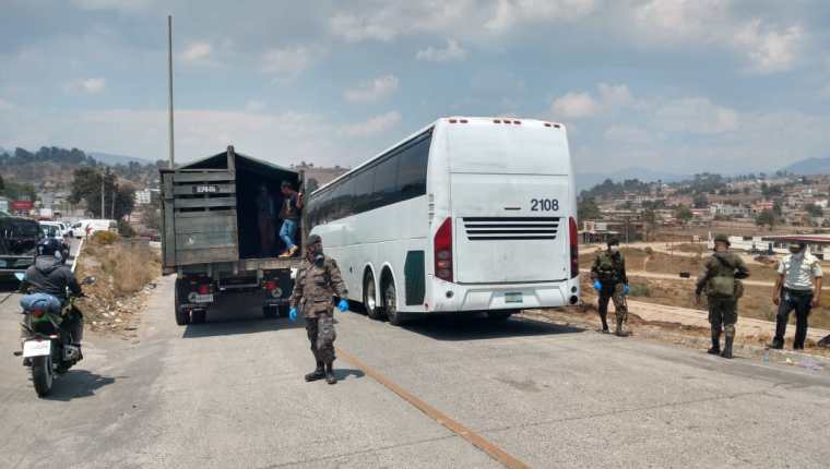 Desde que comenzó la emergencia de covid 19 a Quetzaltenango han llegado varios buses con migrantes guatemaltecos. (Foto Prensa Libre: Cortesía)
