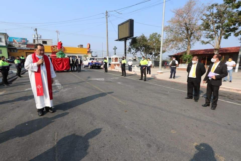 El sacerdote de la iglesia católica de Santa Catarina Pinula camina a bendecir los ramos de los vecinos. (Foto Prensa Libre: Cortesía) 