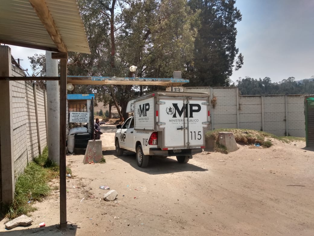 El Ministerio Público llegó al centro carcelario para iniciar con las investigaciones del hecho. (Foto Prensa Libre: Cortesía)