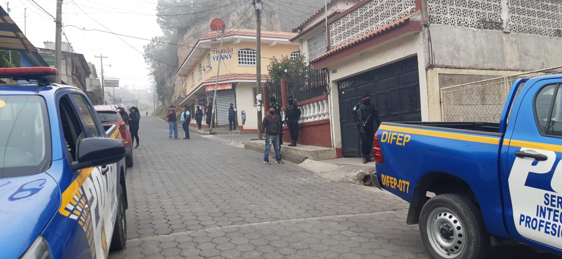 Desde horas de la mañana personal de investigación de la PNC y MP realizaron las diligencias. (Foto Prensa Libre: Cortesía)