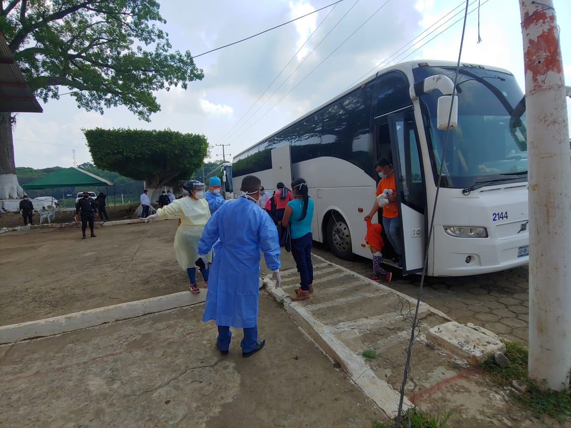 Dos buses con 80 migrantes llegaron este lunes 20 de abril a Coatepeque para ser evaluados por las autoridades de salud. (Foto Prensa Libre: Cortesía)