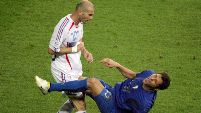 Zidane y Marco Materazzi protogonizaron uno de los momentos históricos en los mundiales. (Foto Prensa Libre: Redes)