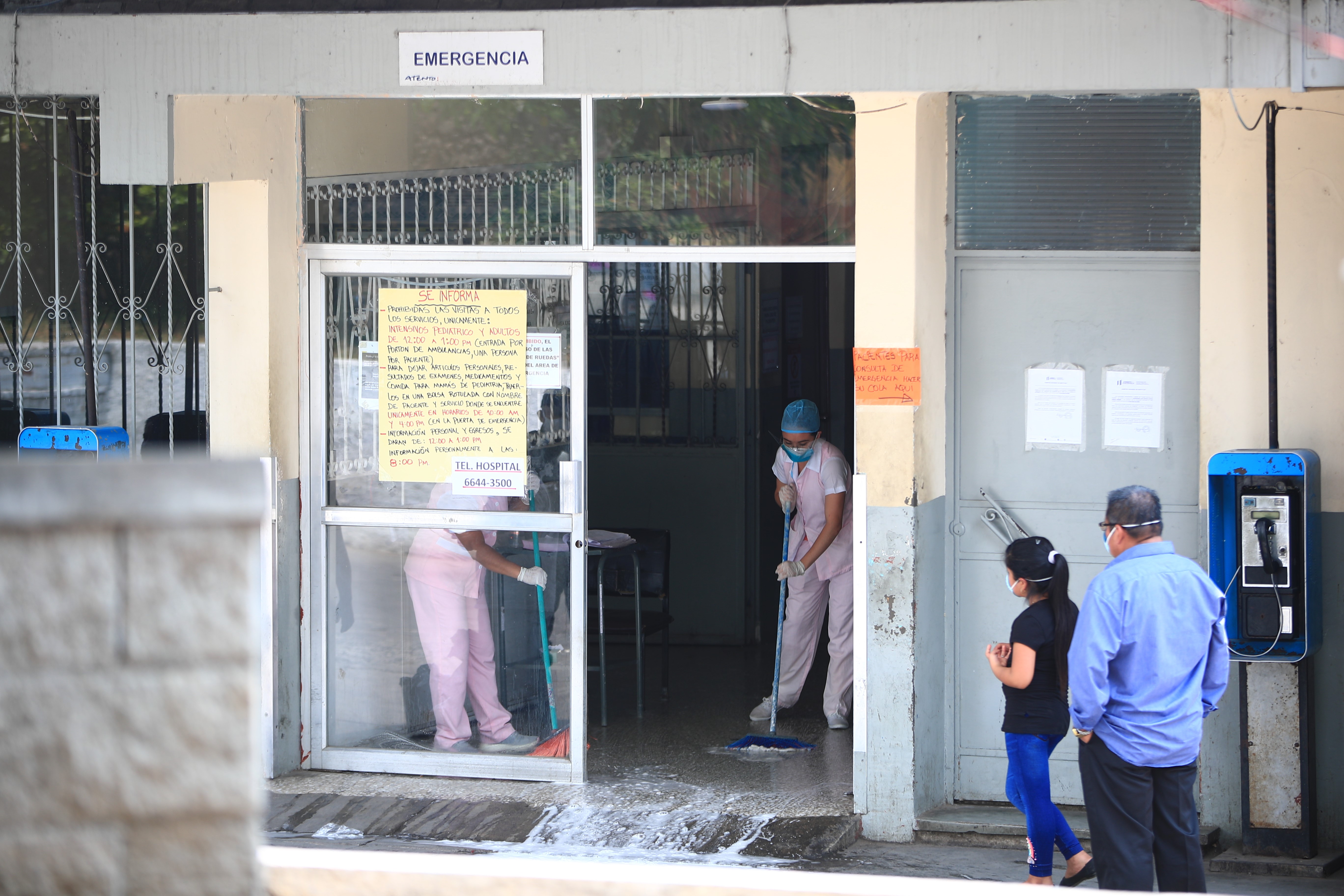 Personal del Hospital Nacional de Amatitlán desinfecta el área de emergencia luego de confirmarse un caso de coronavirus. (Foto Prensa Libre: Carlos Hernández) 