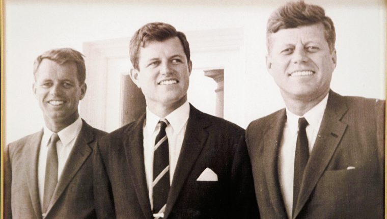 Se dice que con el asesinato de Robert F. Kennedy (izq) comenzó una serie de tragedias para esa familia. (Foto: Hemeroteca PL)