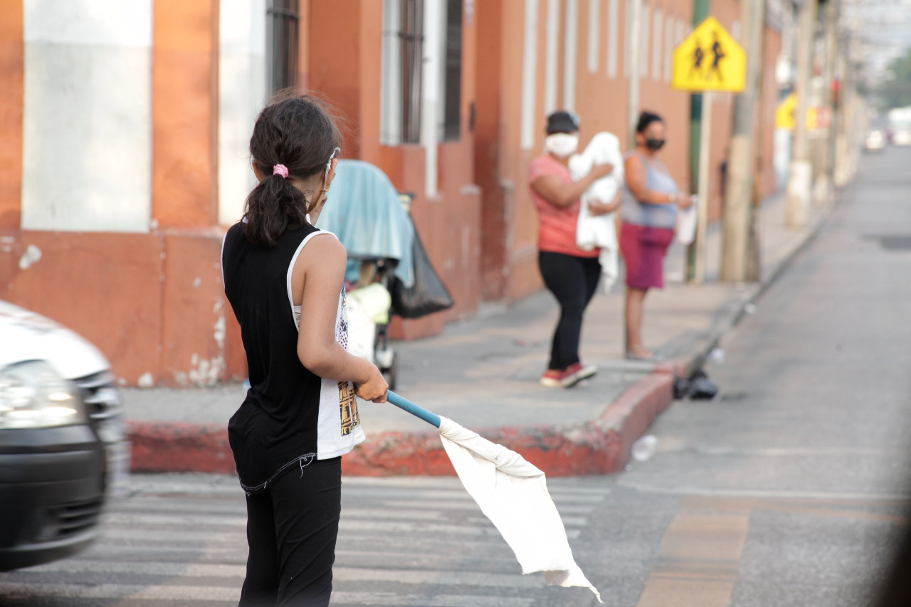 Familias sacan banderas blancas para pedir ayuda a los automovilistas en la zona 1 de Guatemala. (Foto Prensa Libre: Hemeroteca PL).