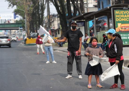 Familias afectadas por la crisis económica salen a las calles a pedir ayuda. (Foto Prensa Libre: Érick Ávila)