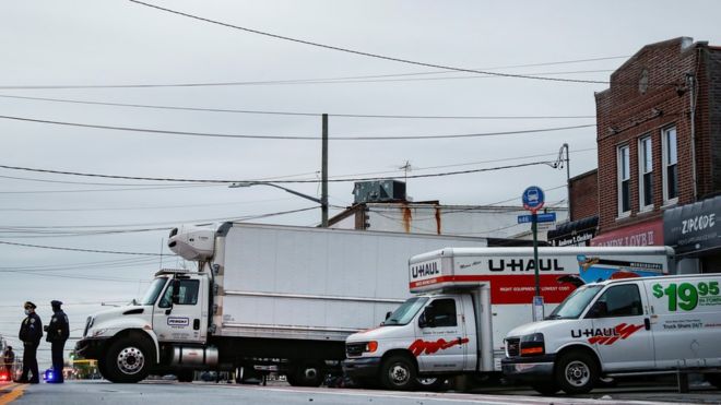 Una funeraria de Brooklyn estaba usando camiones de mudanza para almacenar los cuerpos. Reuters
