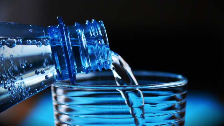Expertos en salud y nutrición explican que el agua cumple diversas funciones en el organismo. (Foto Prensa Libre: Pixabay)