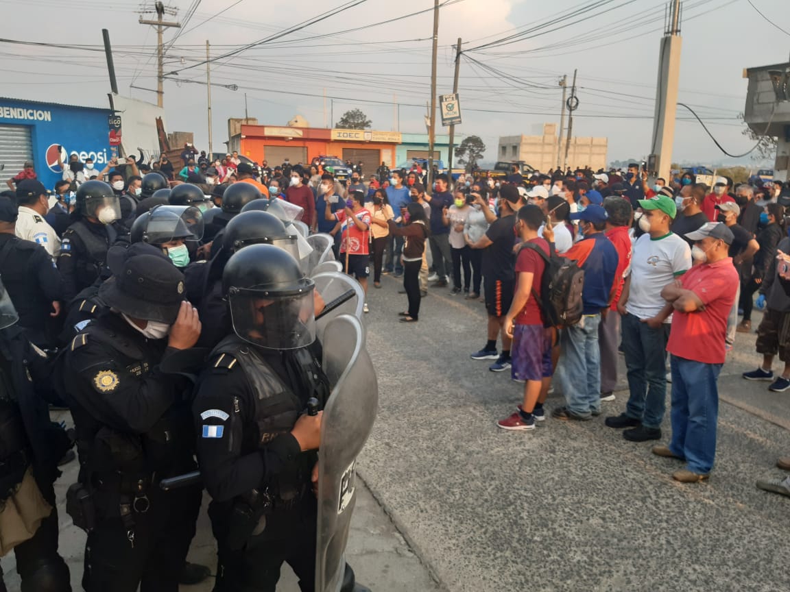 Vecinos de la zona 11 de Quetzaltenango rechazan que el centro recreativo Atanasio Tzul sea albergue para retornados. (Foto Prensa Libre: Raúl Juárez)  