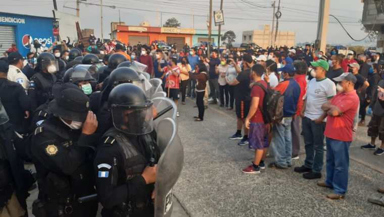 Vecinos de la zona 11 de Quetzaltenango rechazan que el centro recreativo Atanasio Tzul sea albergue para retornados. (Foto Prensa Libre: Raúl Juárez)  