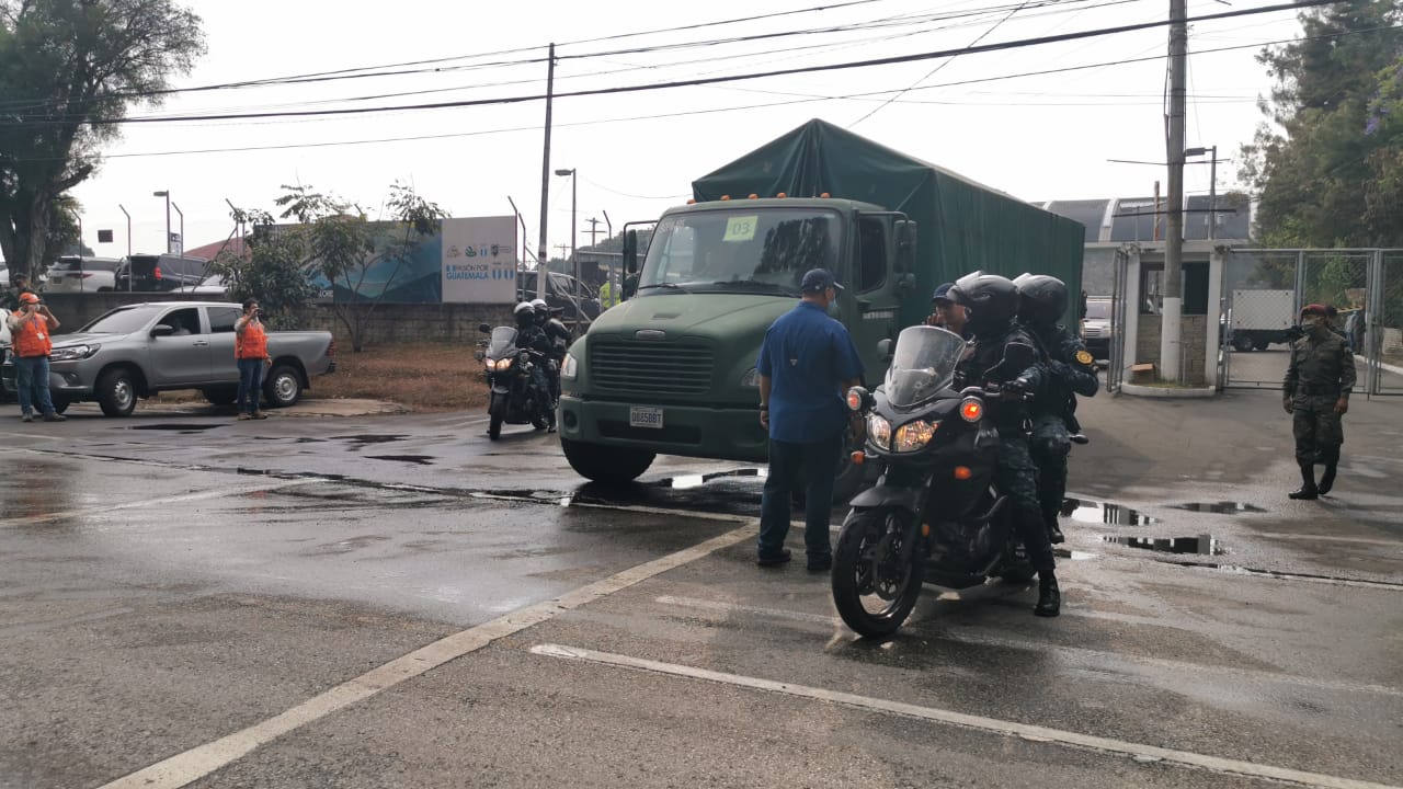Ejército de Guatemala entregando víveres