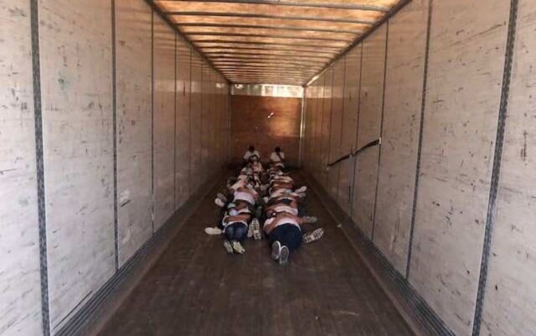 En un camión fueron encontrados los migrantes en su intento por ingresar a Estados Unidos. (Foto Prensa Libre: ICE)
