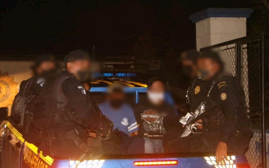 Dos de los capturados señalados de la muerte de tres policías son trasladados a un juzgado en Alta Verapaz. (Foto Prensa Libre: PNC)