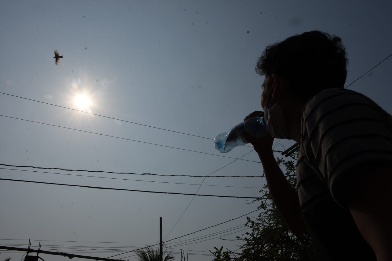 Vecinos de Zacapa aseguran que las temperaturas de los últimos días han sido sofocantes. (Foto Prensa Libre: Wilder López)