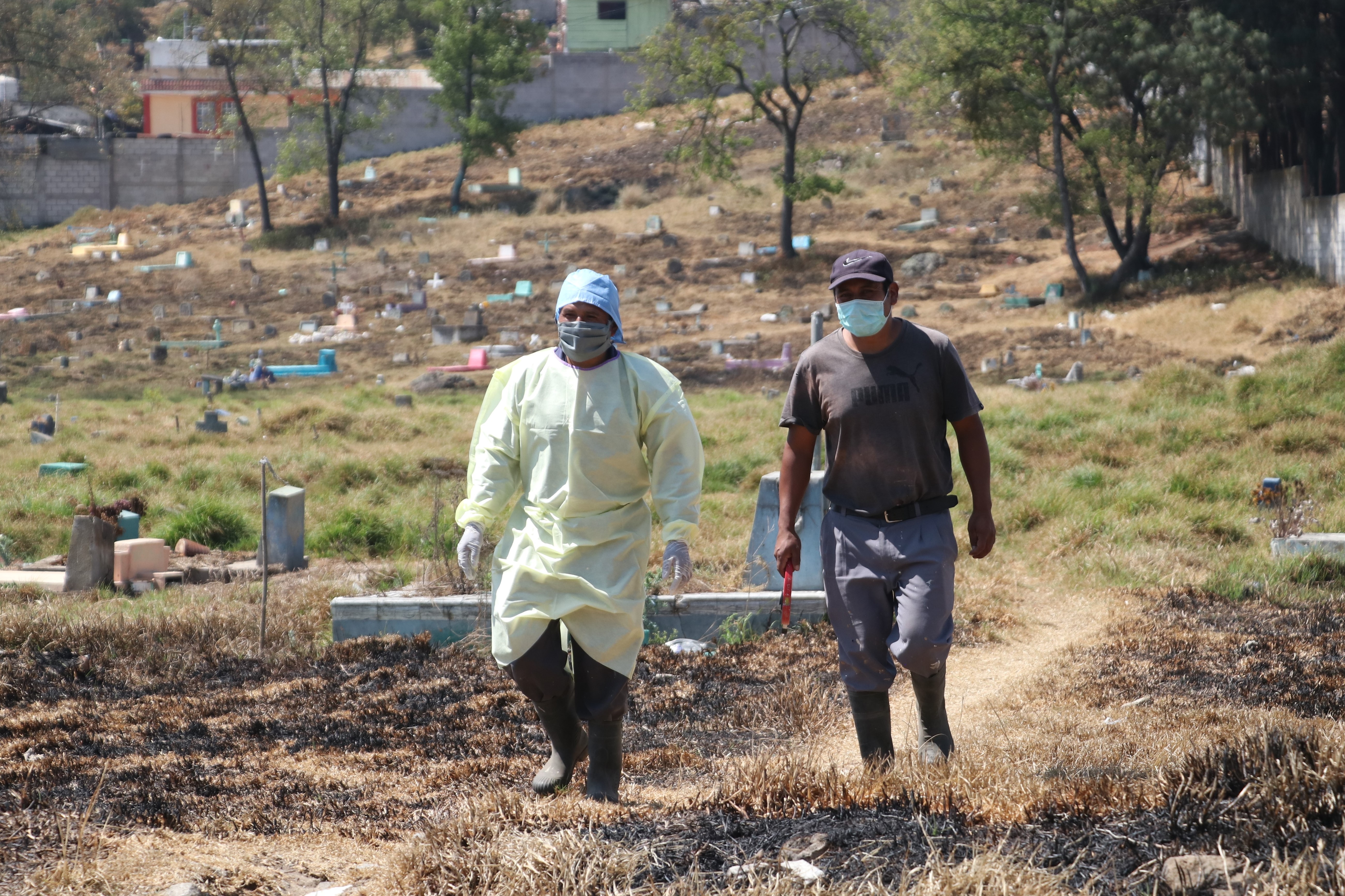 Empleados del Cementerio General recorren los terrenos que se han puesto a disposición para posibles muertes por coronavirus. (Foto Prensa Libre: Raúl Juáerz)
