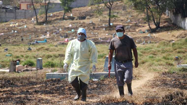 Empleados del Cementerio General recorren los terrenos que se han puesto a disposición para posibles muertes por coronavirus. (Foto Prensa Libre: Raúl Juáerz)
