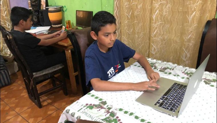 Muchos niños, especialmente del sector educativo privado, reciben clases a través de plataformas virtuales. (Foto Prensa Libre: Hemeroteca PL)