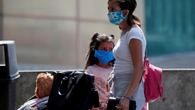 En Guatemala se ha vuelto obligatorio el usa de la mascarilla para prevenir el coronavirus. (Foto Prensa Libre: EFE)