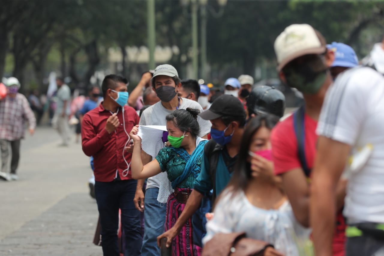 Personas esperan recibir comida en la Plaza de la Constitución. (Foto Prensa Libre: Érick Ávila)
