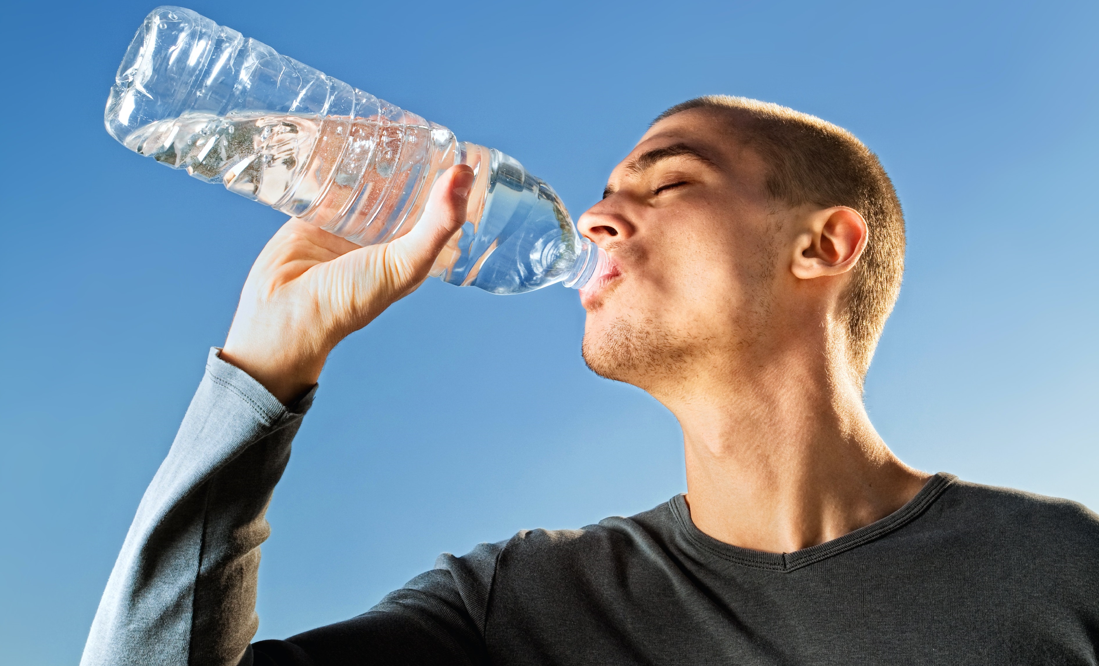 Почему в жару пьют. Пить воду. Мужчина пьет воду. Питье воды. Пьет из стакана.