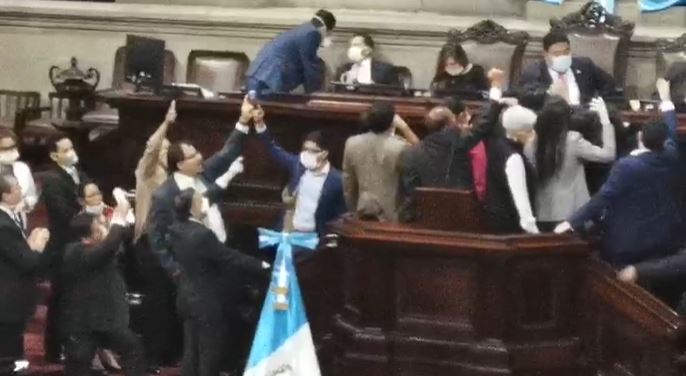 Diputados demandan el uso de la palabra a la junta directiva. 